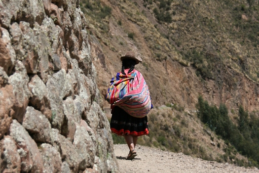 pisac_woman_walking1.jpg